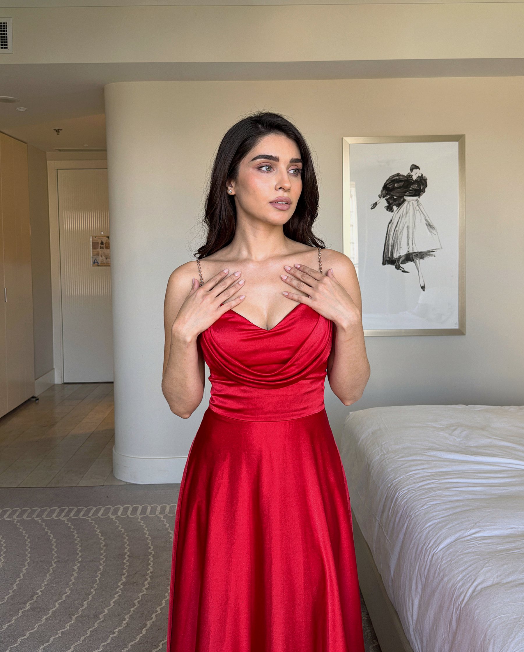 Crimson gown, a first silhouette